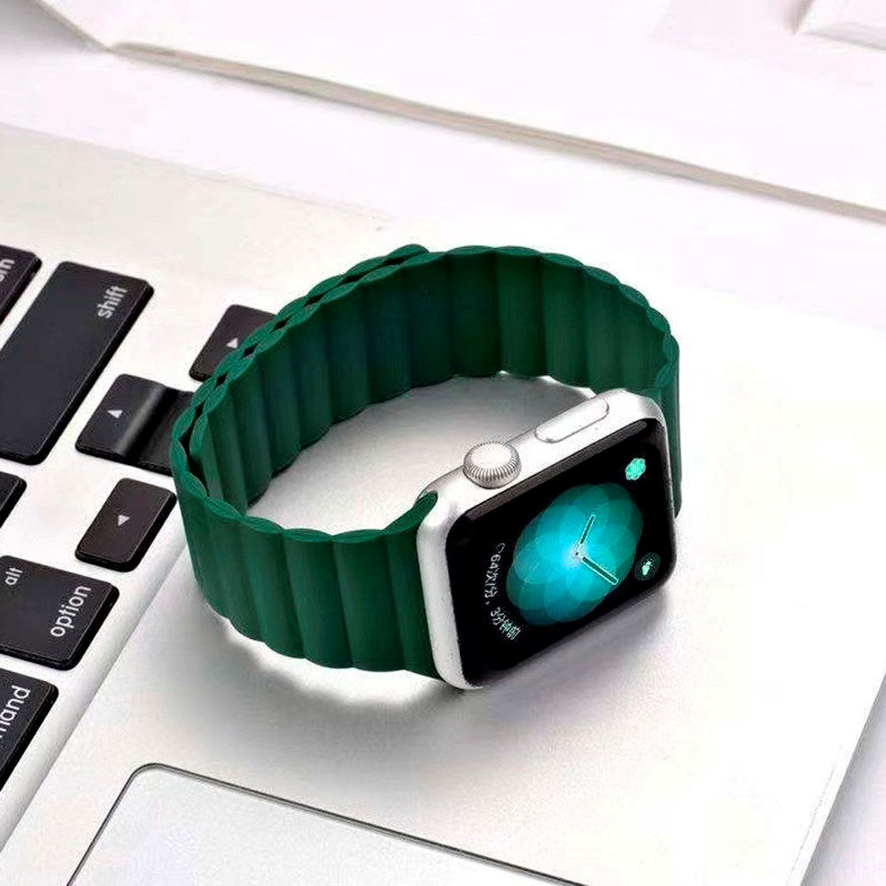 Lippa Apple Watch (42/44/SE/45/46/49mm) Magnetisk Silikonreim - Mørk Grønn