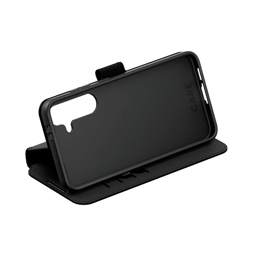 CARE by PanzerGlass Samsung Galaxy S24 FE Feature Wallet Case med Stativfunksjon - Svart