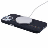 EIDERWOOD Mønstret Carbon Deksel - iPhone 15 - MagSafe Kompatibel - Dark ZigZag Pattern