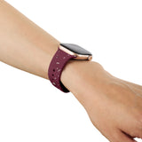 Apple Watch (42/44/SE/45/46/49mm) iDeal of Sweden Silikon Klokkerem - Størrelse S/M - Fine Wine Bloom