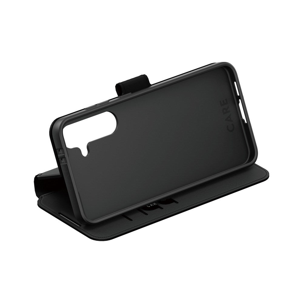 CARE by PanzerGlass Samsung Galaxy S25+ (Plus) Feature Wallet Case med Stativfunksjon - Svart